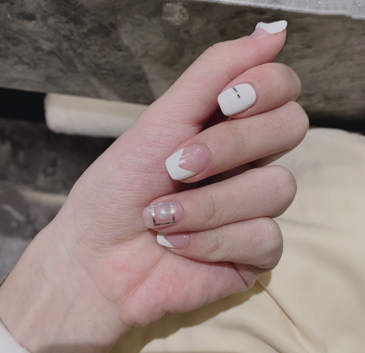 简约的款式,也可以有让人惊艳的颜值,像这种极简风的彩绘美甲,在ins上