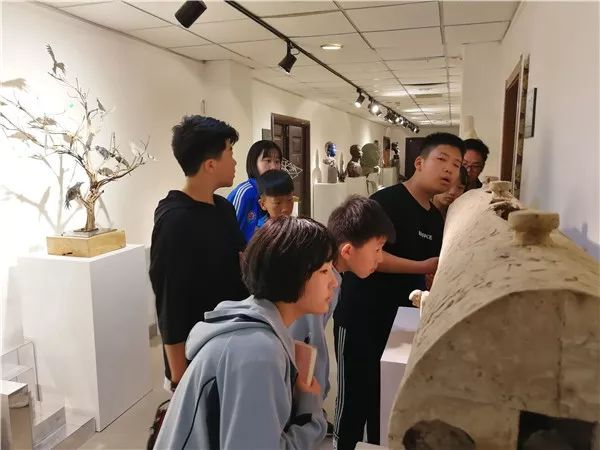 过雕塑展廊,教学教室,泥模雕塑教室,以及雕塑教学实战课堂教室