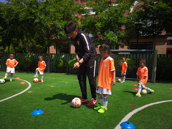 青島城陽區流亭街道中心幼兒園的中班孩子正在上足球課.(攝影 劉穎婕)