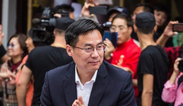 原上海警备区政委戴长友等领导出席活动.开幕式地点:七宝塘桥广场.