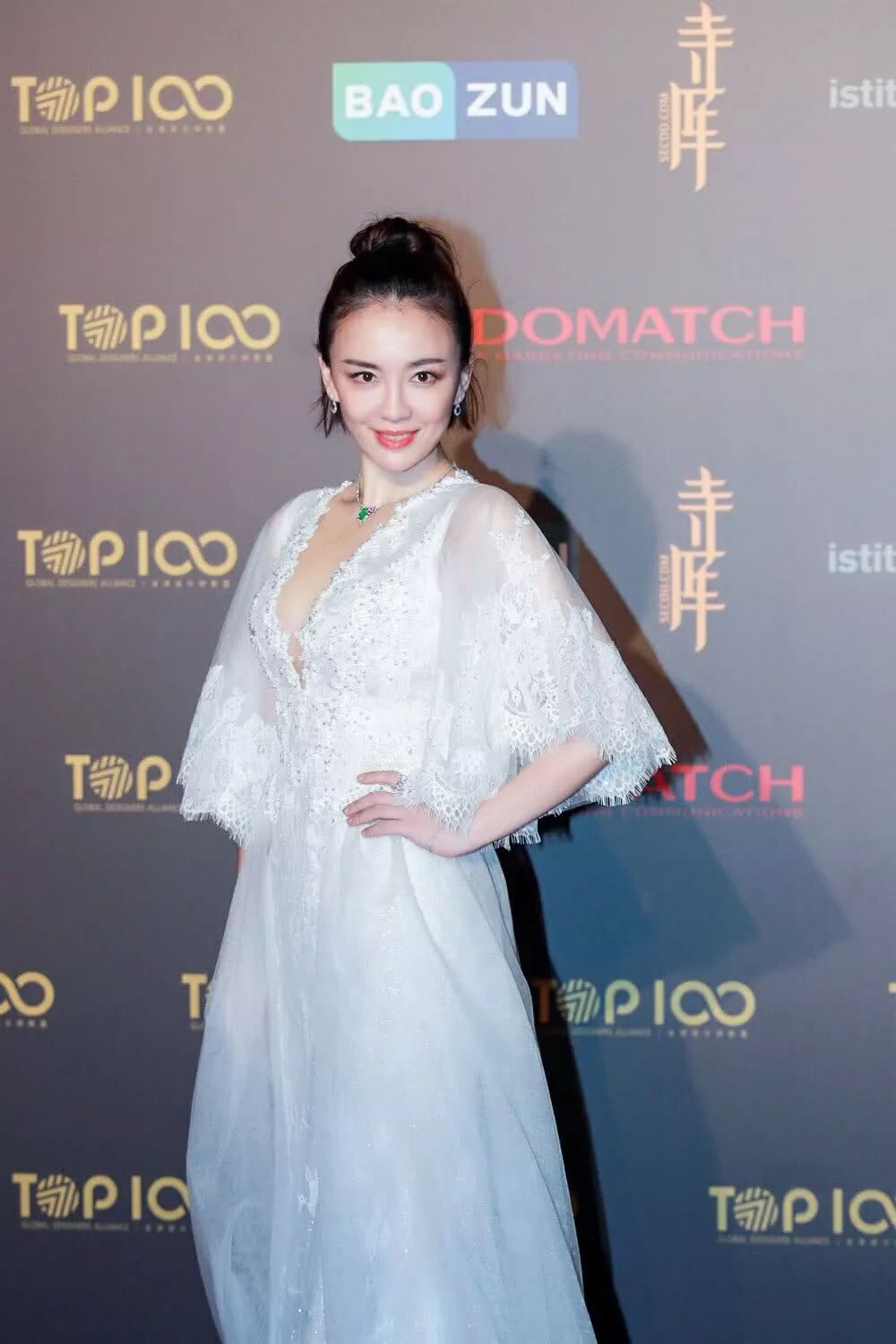 吕佳容自称花十万走红毯,但美成焦点,这钱花的值!