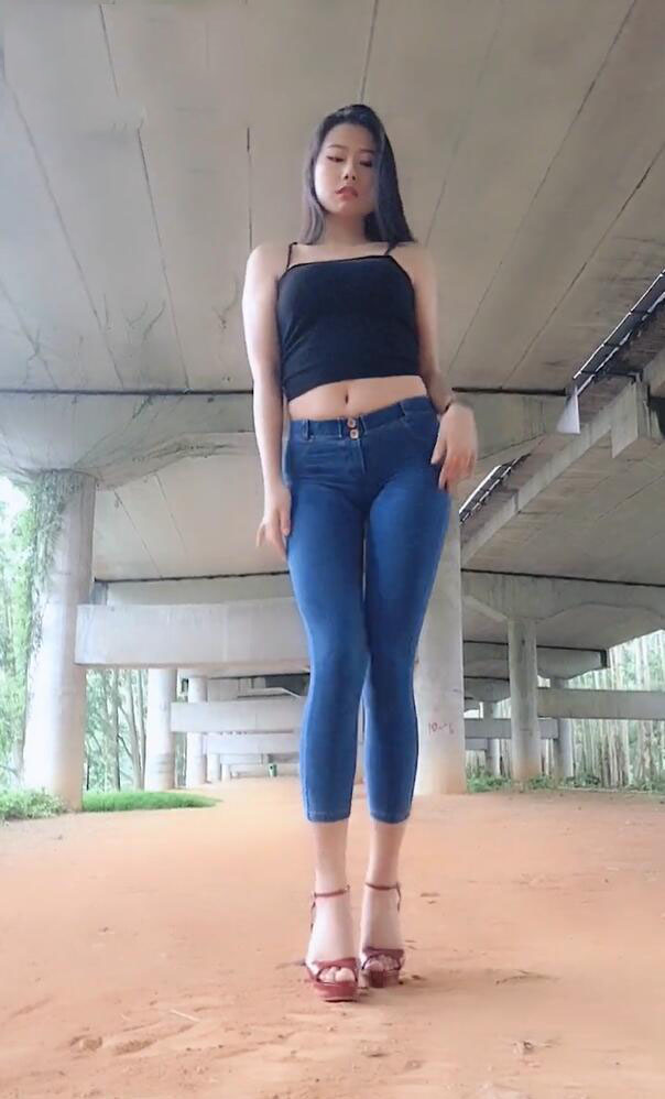 御姐牛仔裤绽放高个女人的御姐本质无人桥下拍摄的靓景