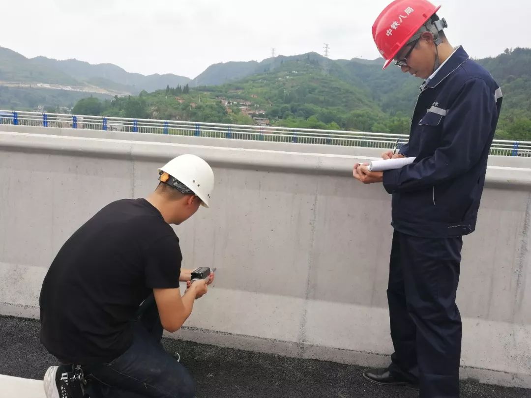 工作人员正在对桥面进行测量
