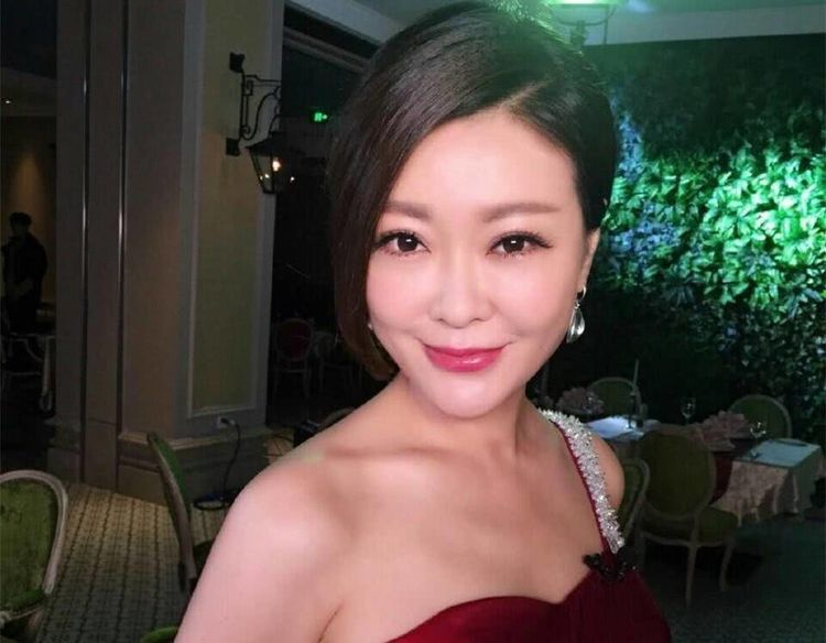 央视美女主持人神似杨幂,嫁给大学同学,如今46岁婚姻很幸福