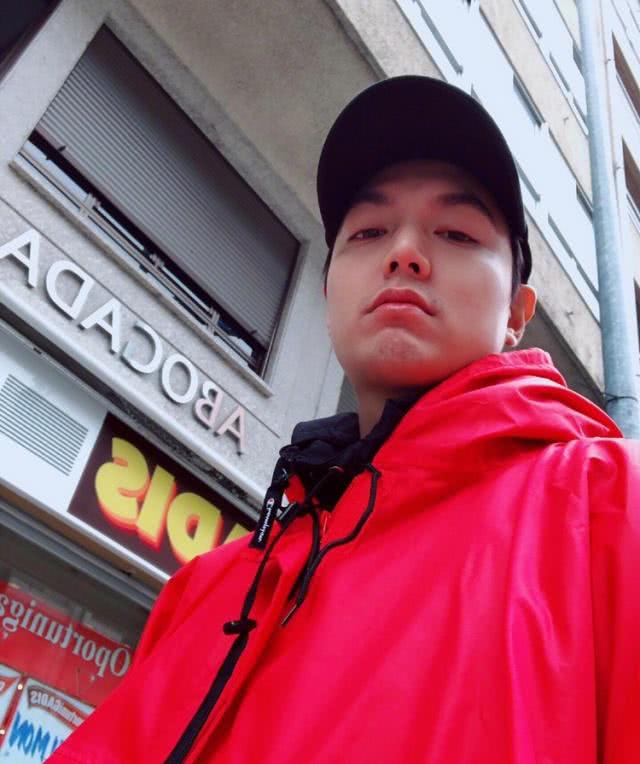 李敏镐晒照不如晒大长腿,灰色卫衣配墨绿小短裤,更显腿长了