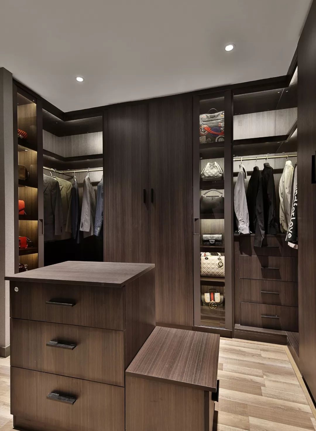 衣帽间整体是深色调的空间,开放的区域为主人找衣服提供了方便的体验