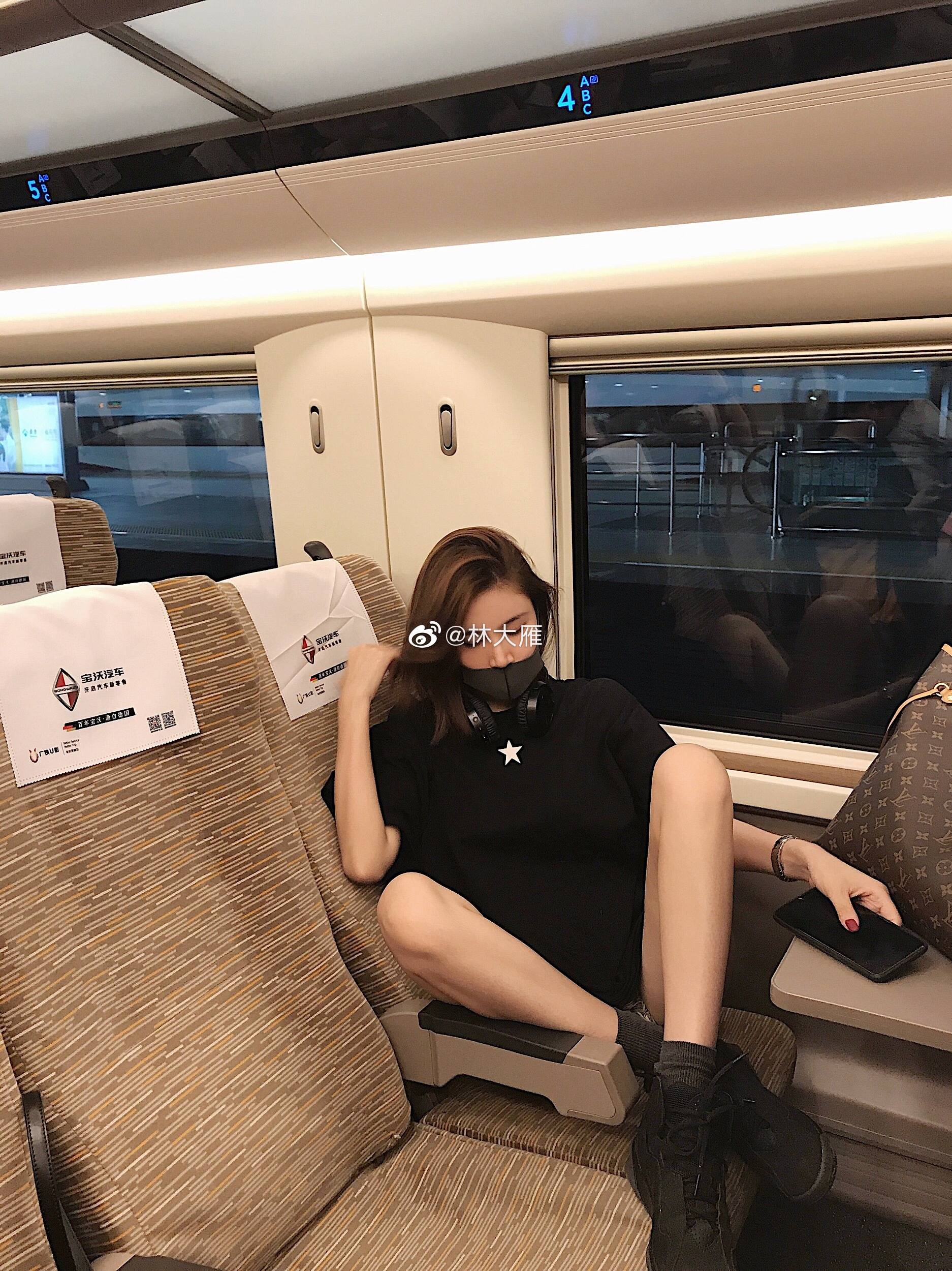 原创内地女网红在香港高铁穿鞋踩座椅被质疑竟如此回应脑残粉跟进