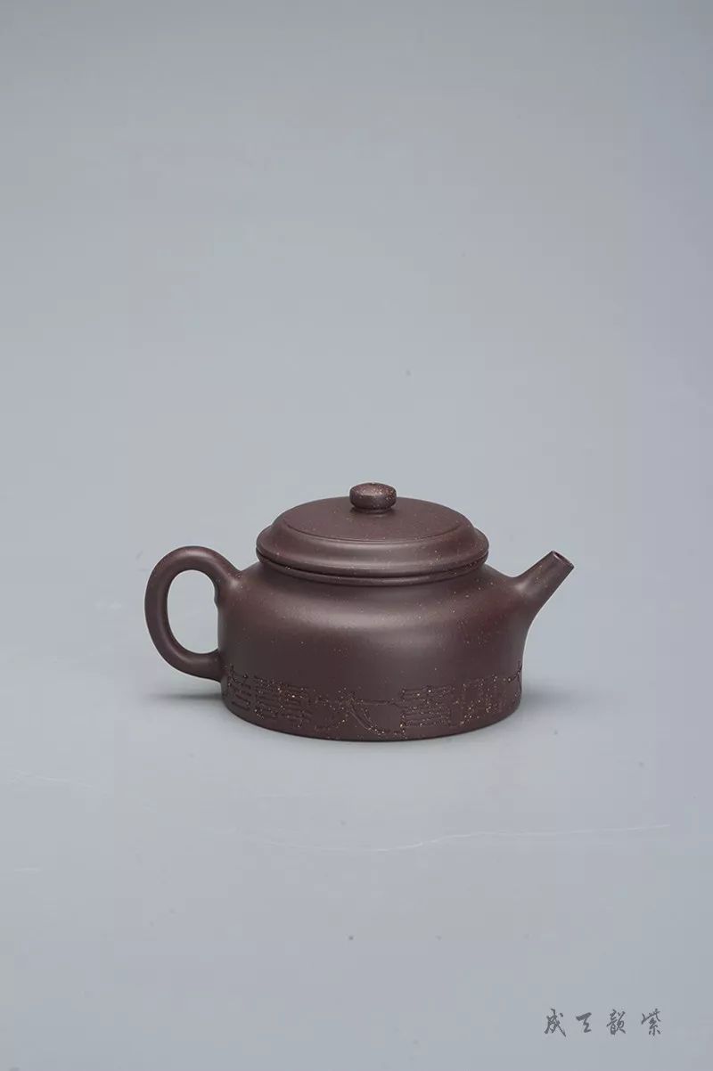 2005年毕业于江苏省省级机关管理干部学院,2007年初跟芮国良学习紫砂