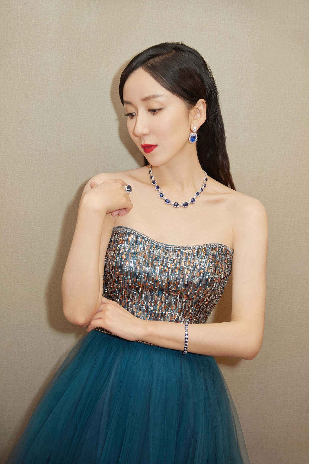 女演员娄艺潇性感优雅活动写真