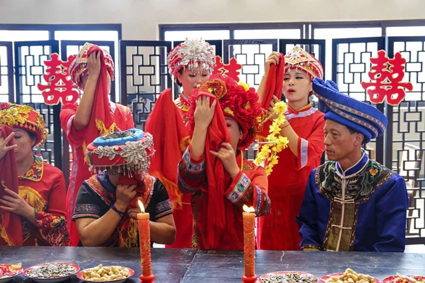 土家族爱唱山歌,山歌有情歌,哭嫁歌,摆手歌,劳动歌,盘歌等.