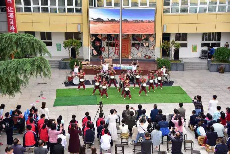 上午,县委常委,副县长王琳为爱心企业"残疾儿童教学实践融合爱心基地"