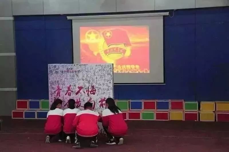 与国旗最美的合影"五四"精神薪火相传,历久弥新;青年一代重任在肩