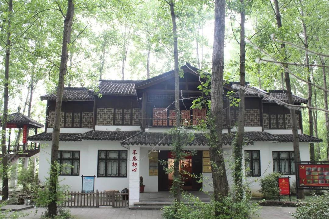 瞻仰革命艺术家"心系国家兴亡"的精神风范,近距离接触那曾被历史长河