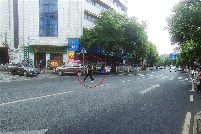 【环境整治 曝光台】行人横穿马路——独山县交通不文明行为曝光第二