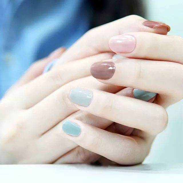 夏天的跳色美甲也可以美得很高级