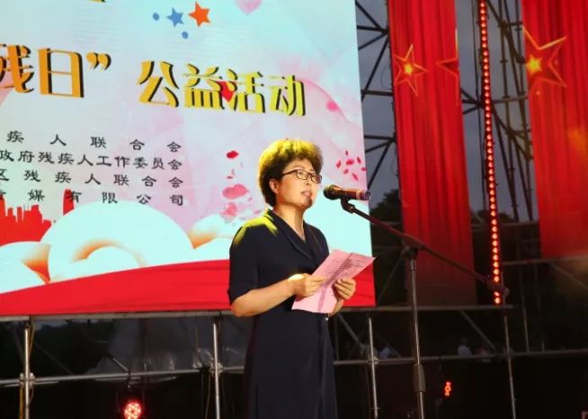 在演出前,顺庆区副区长张益萍同志代表区政府对省残疾人艺术团莅临