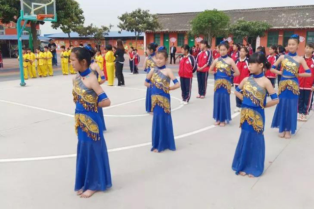 邓州市穰东镇中心校:外塑形象内强管理 促进教育均衡发展