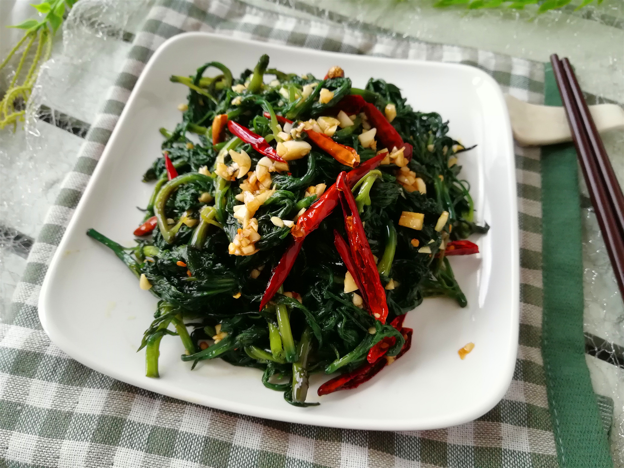 原创东北农村有一种野菜"柳蒿芽"芳香宜人,夏季火气旺,吃它正合适