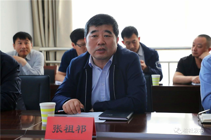 随后,张祖祁一行先后深入箕城镇易地搬迁安置小区,扶贫车间建设工地