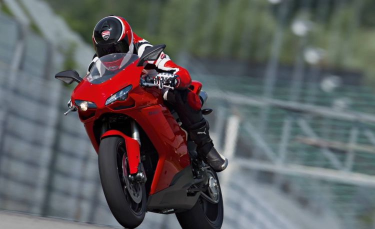 偶遇一辆20万的杜卡迪大魔鬼,但是看到骑手身材,网友:够魔鬼