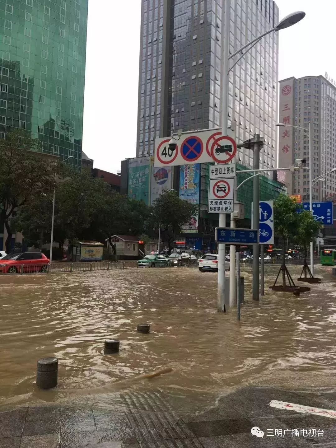 厦门发布暴雨 雷电多重预警,周末泡汤.
