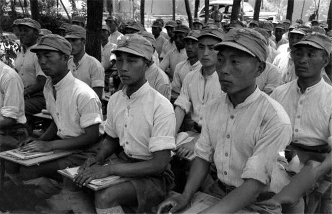 抗战中西迁陕西的黄埔军校学员住窑洞种菜养畜生活艰苦自给自足