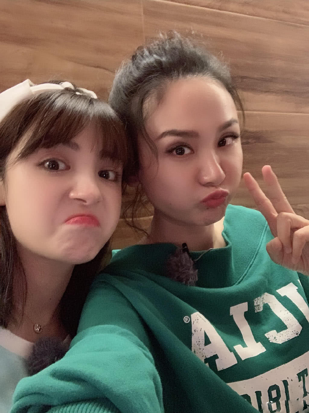 原创42岁的程莉莎和32岁的麦迪娜新合照两个都太可爱了吧