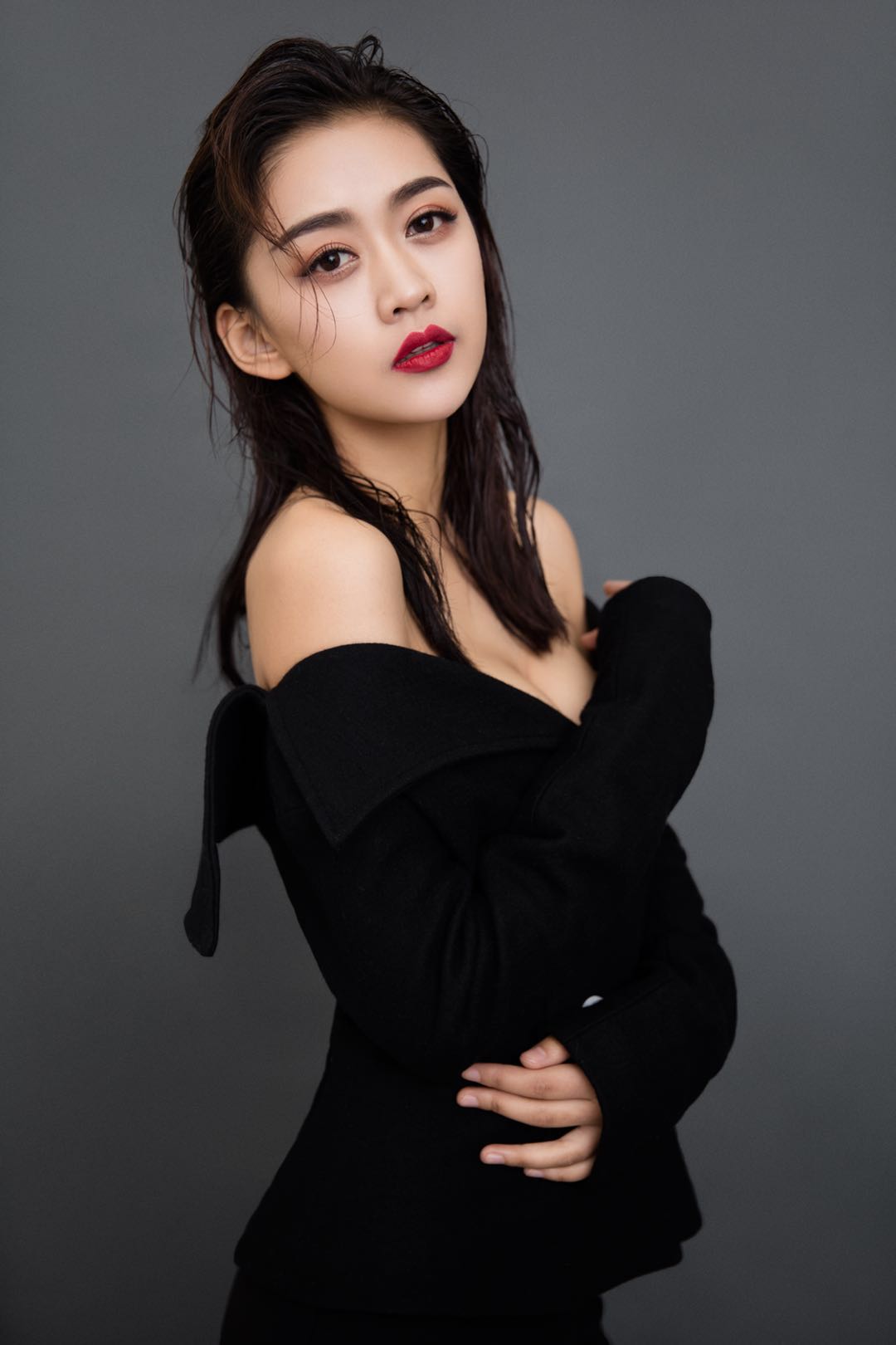 演员 这两个字"生活之中的张璐瑶是一个简单随性,热情直爽的大女