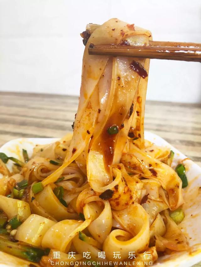 不同于北方的凉皮,这家的凉皮味道更综合了重庆人的口味,辣椒油炸得很