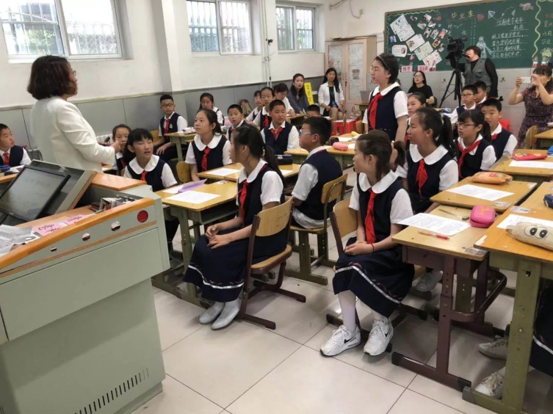 & 郭迎伟公开课体育《仰卧推起成桥》成都市新都区旃檀小学曾鑫二年级
