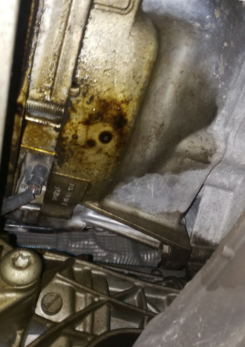 漏油问题,如果修复的话,需要把变速箱拆下来了,更换中间的曲轴后油封