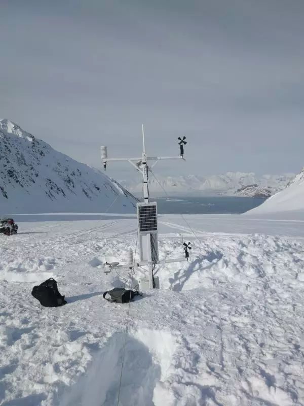 我国在北极p冰川成功架设首台自动气象站