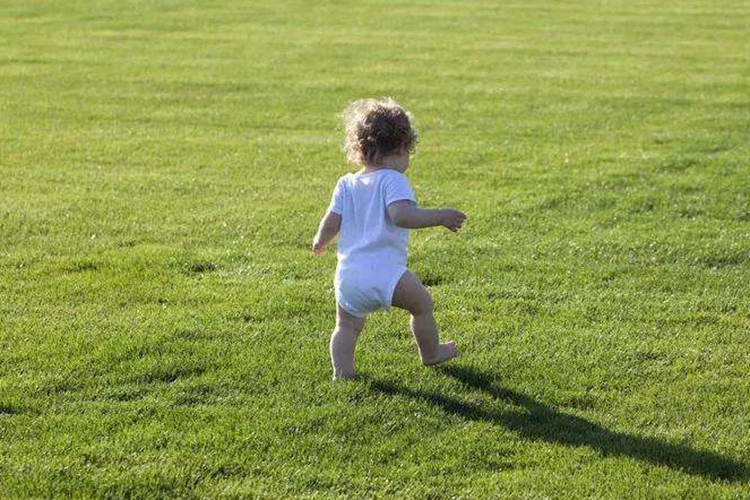 宝宝光脚跑容易生病?你打算误会多久?现在科普还不晚