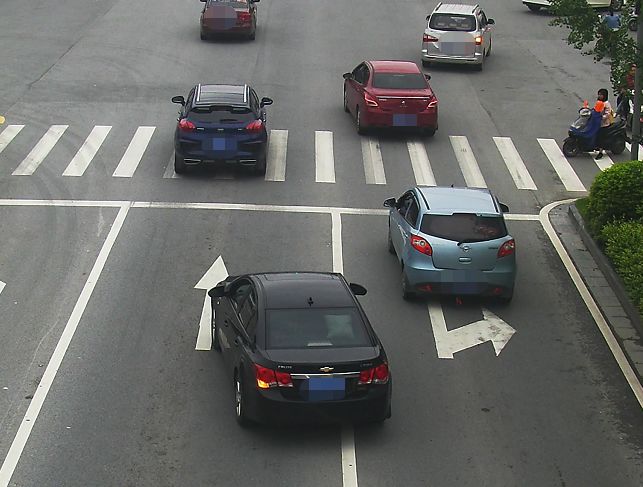 白色实线主要是为了分隔同向车道,一般设置在红绿灯交叉路口前