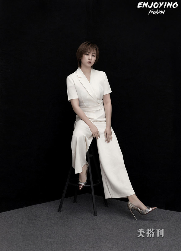 原创够带劲儿37岁马丽超杀气写真玩转黑白世界网友比小老公还攻