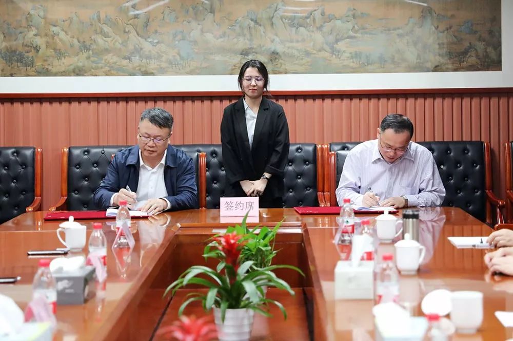 台州城投集团董事长俞宏,副董事长,总经理杨琳,副总经理杨颖,总经理