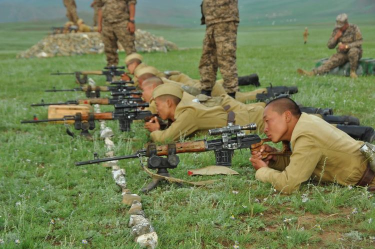 蒙古人民军新兵在勤学苦练,装扮让人以为是上世纪的苏联军队