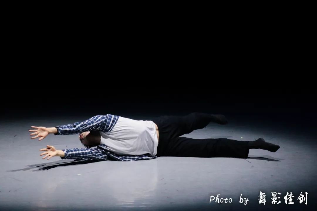 面对生活的压力,我们有困惑,痛苦,挣扎.