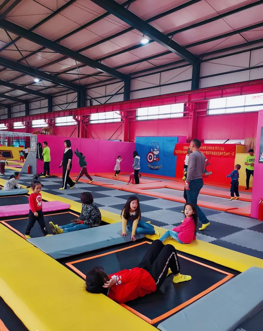 聊城最大的蹦床馆终于搞活动了两个人玩一天只要199元