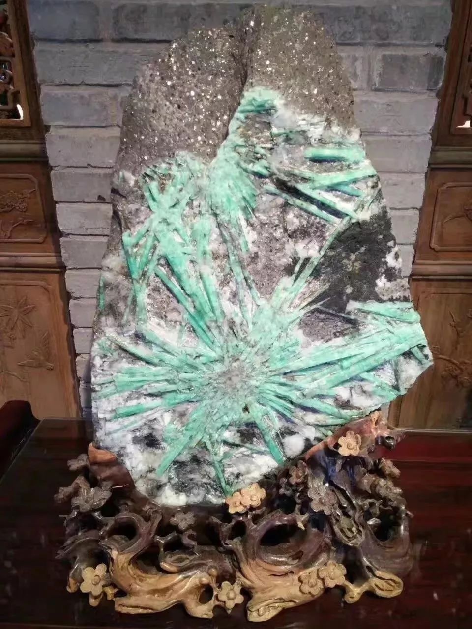 展出的"菜品"全部是河南矿产资源,并且都是原矿石,只是稍作加工处理.