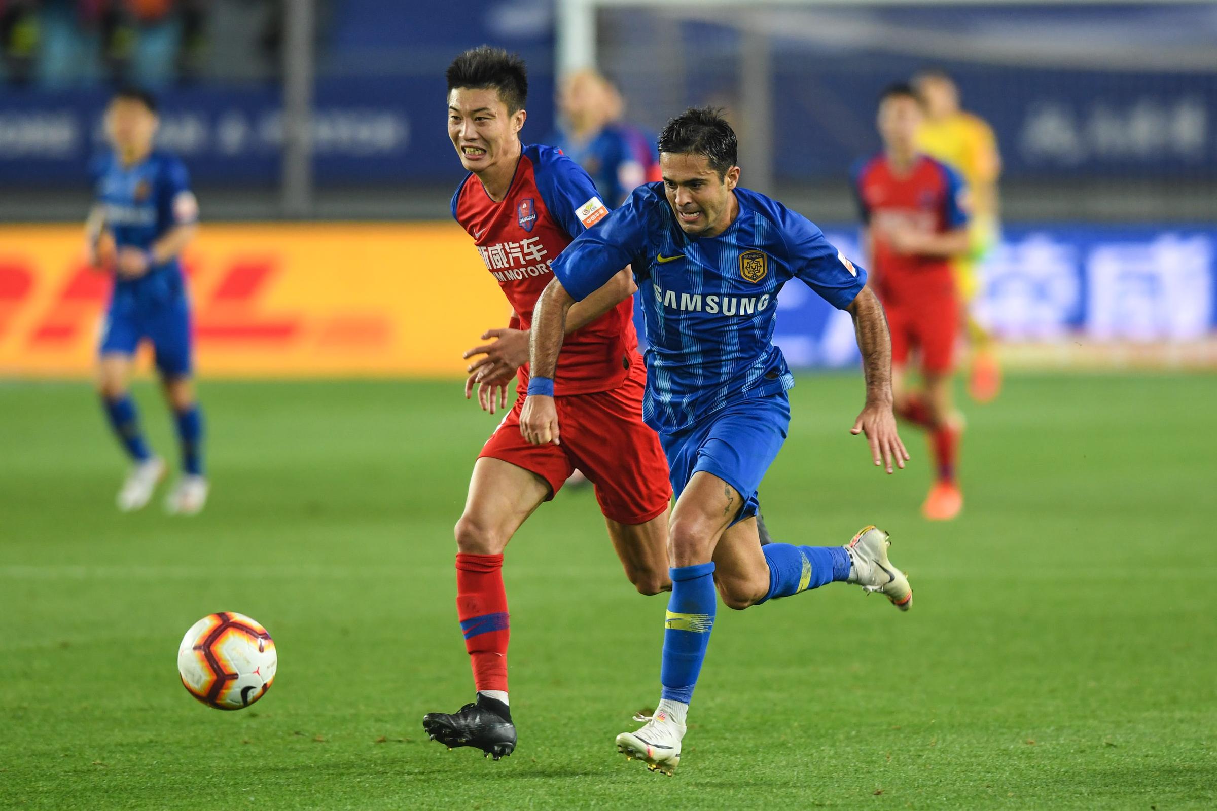 足球中超江苏苏宁易购胜重庆斯威