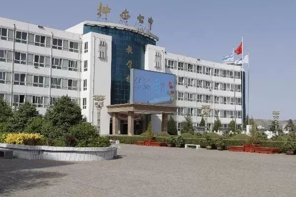 时隔5年,神木女女重返七中,总有一张照片能找到你18岁的影子