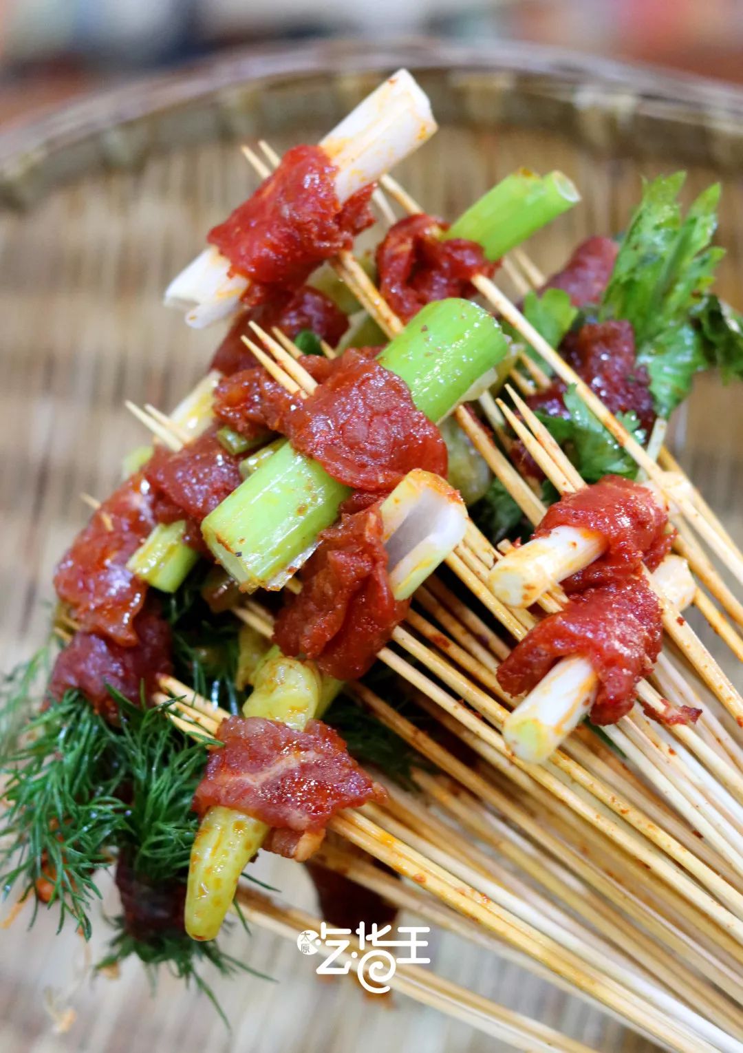 辣椒牛肉,茴香牛肉,山珍牛肉……一口一串的牛肉串,牛肉里啥都有随手