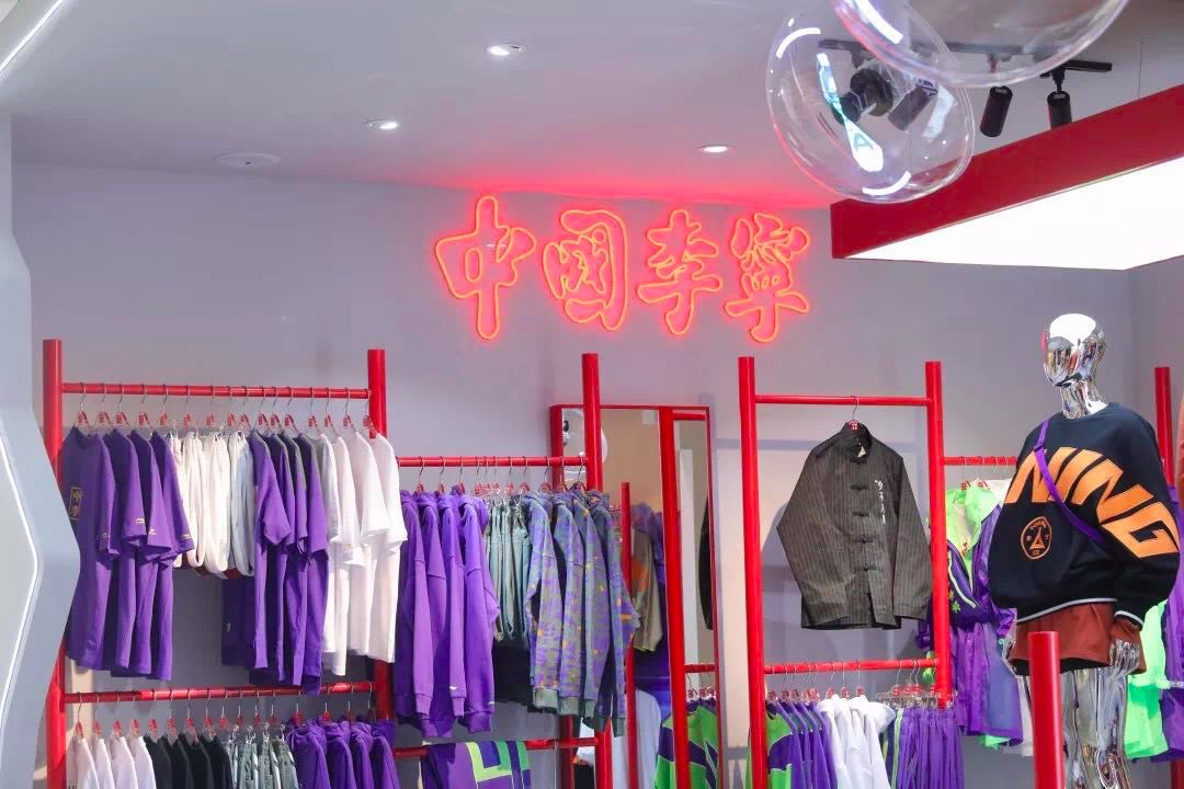 中国李宁服装店铺陈列图片