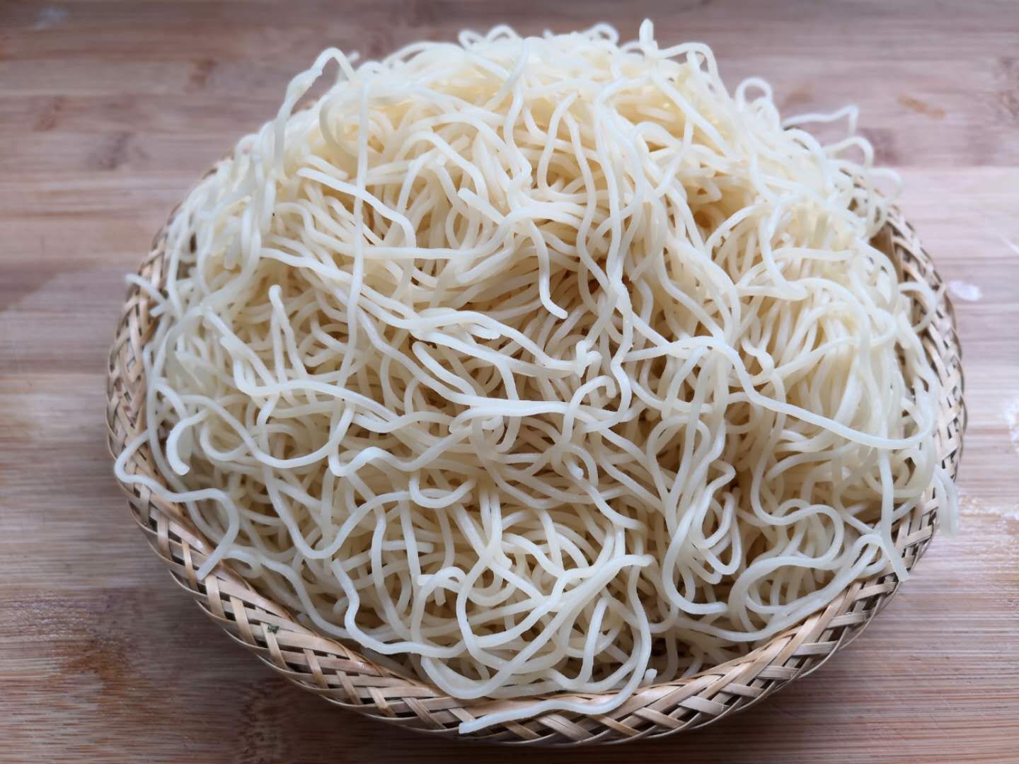 食材:熟细面1斤半,豆角1把,青菜1小把,鸡蛋2个,绿豆芽1盘,葱一段,蒜粒