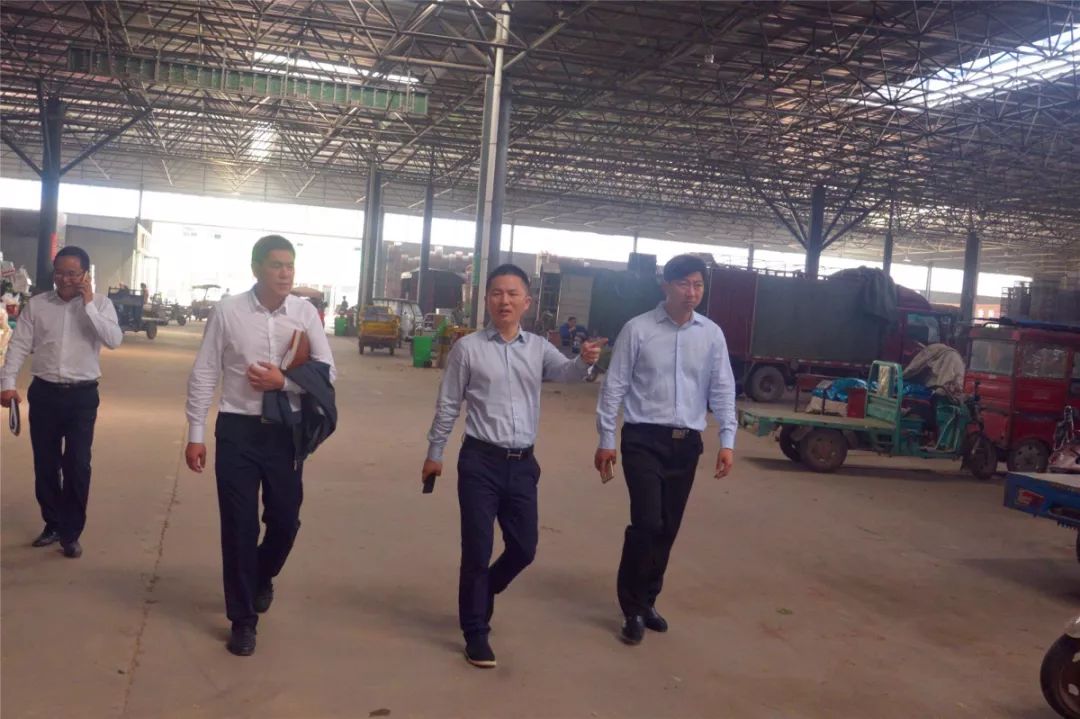 集团董事长李超峰在蔬菜区督导