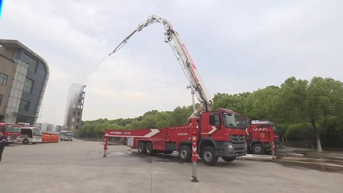 臂长50米,每分钟喷水1万升80米远!全国仅3辆的巨无霸消防车落户江阴!