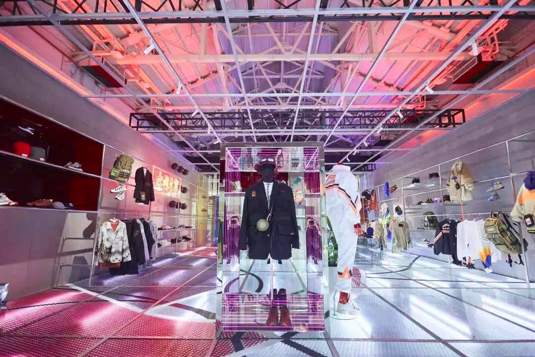 李宁最新门店曝光！原来顾客试不试穿，这个地方说了算！_壁面