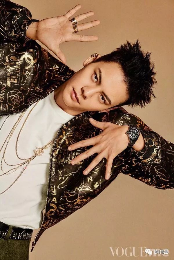 陈伟霆啪姐最新大片曝光 手心相对眼神霸气