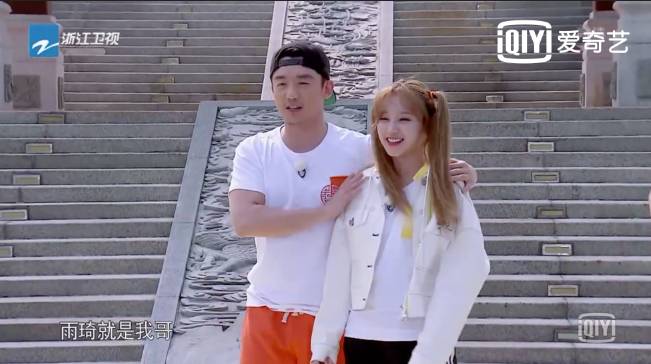 爱奇艺奔跑吧里郑恺这样叫宋雨琦baby的表情不自然